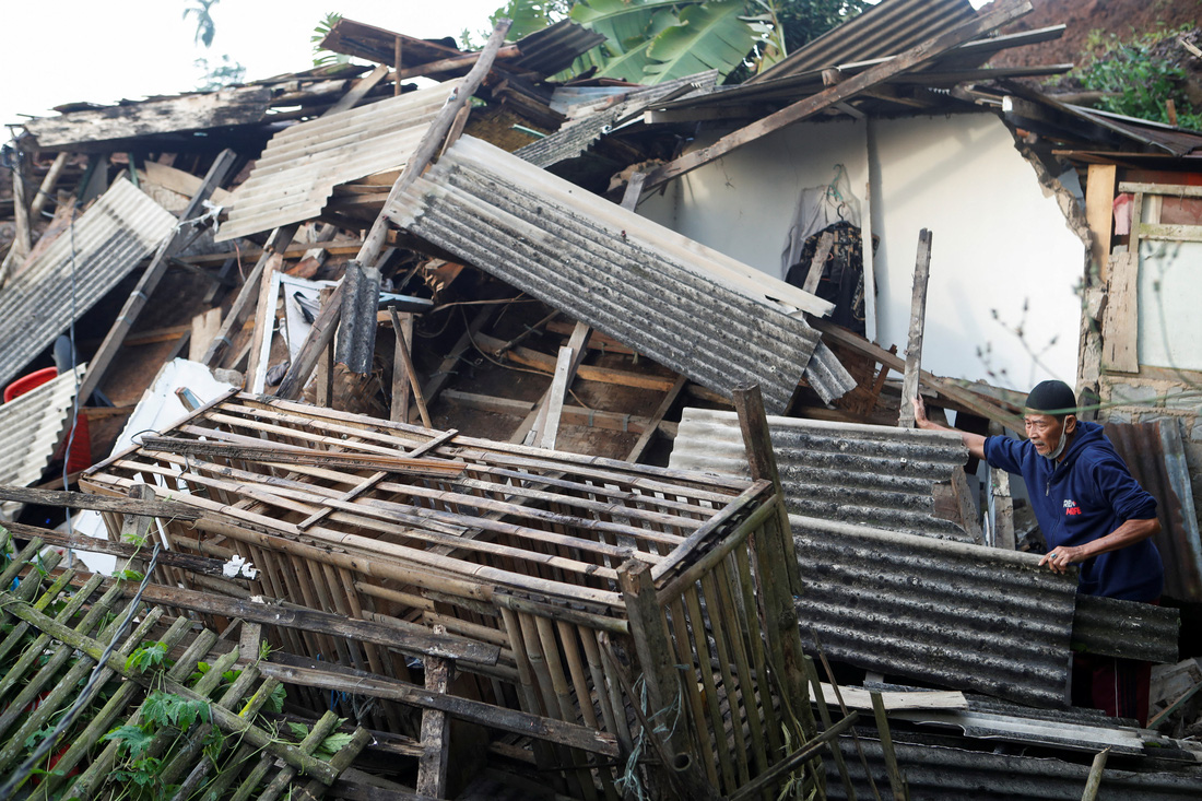 Thị trấn Indonesia tan hoang sau trận động đất khiến ít nhất 162 người chết - Ảnh 4.