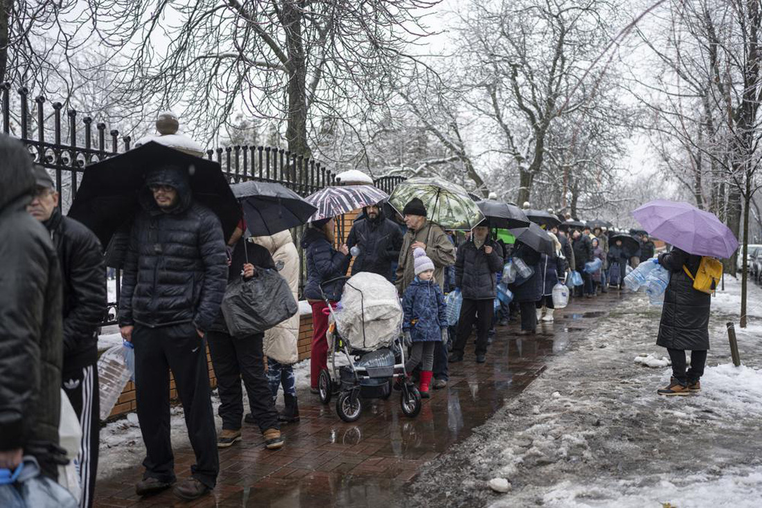 70% thành phố Kiev mất điện, người dân nói không đánh đổi ý chí chỉ vì điện - Ảnh 5.