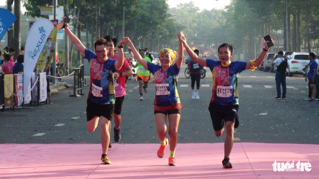 Giải Marathon đất sen hồng, vui khỏe là chính - Ảnh 11.