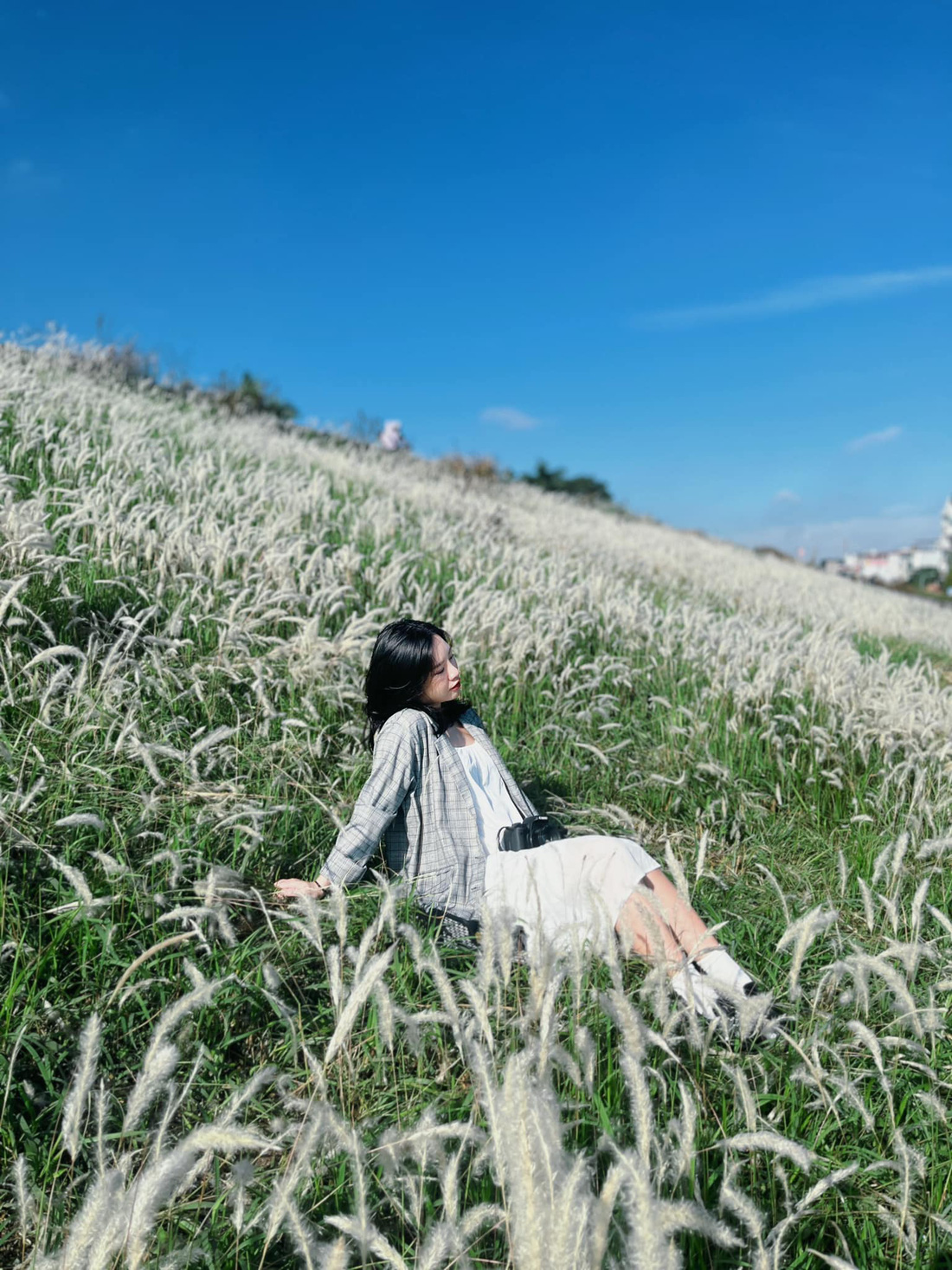 Ra đê Long Biên chụp ảnh giữa trắng ngàn cỏ lau - Ảnh 2.