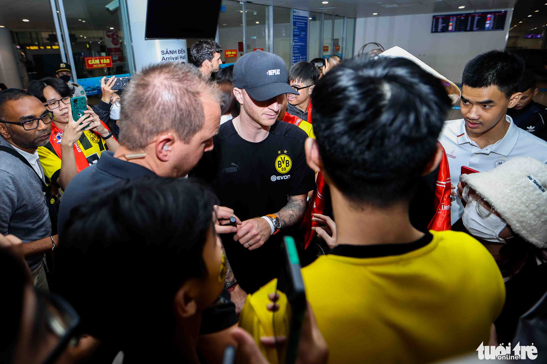 Marco Reus cùng các cầu thủ Borussia Dortmund thích thú với chiếc nón lá khi đến Việt Nam - Ảnh 3.
