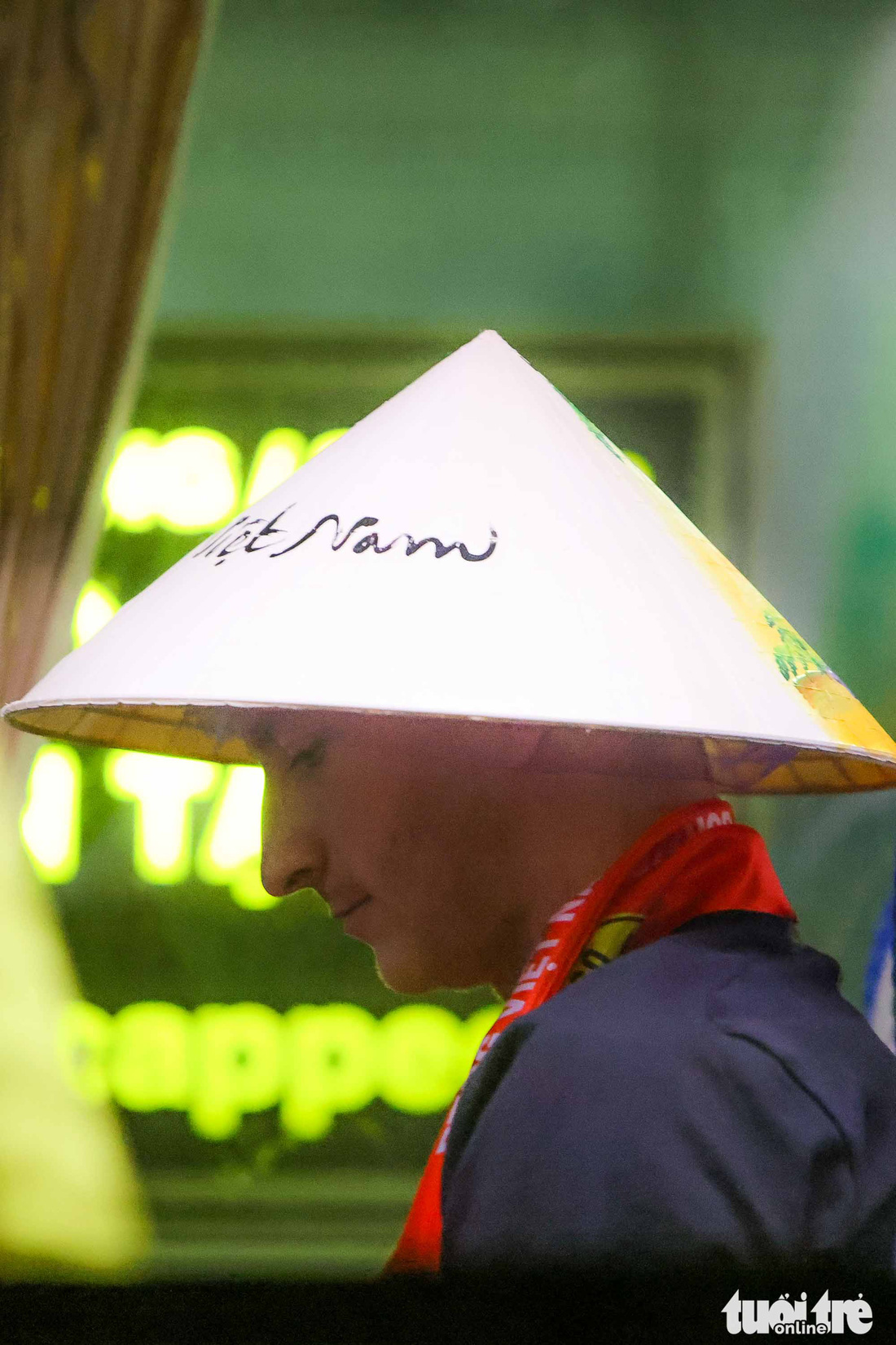 Marco Reus cùng các cầu thủ Borussia Dortmund thích thú với chiếc nón lá khi đến Việt Nam - Ảnh 9.