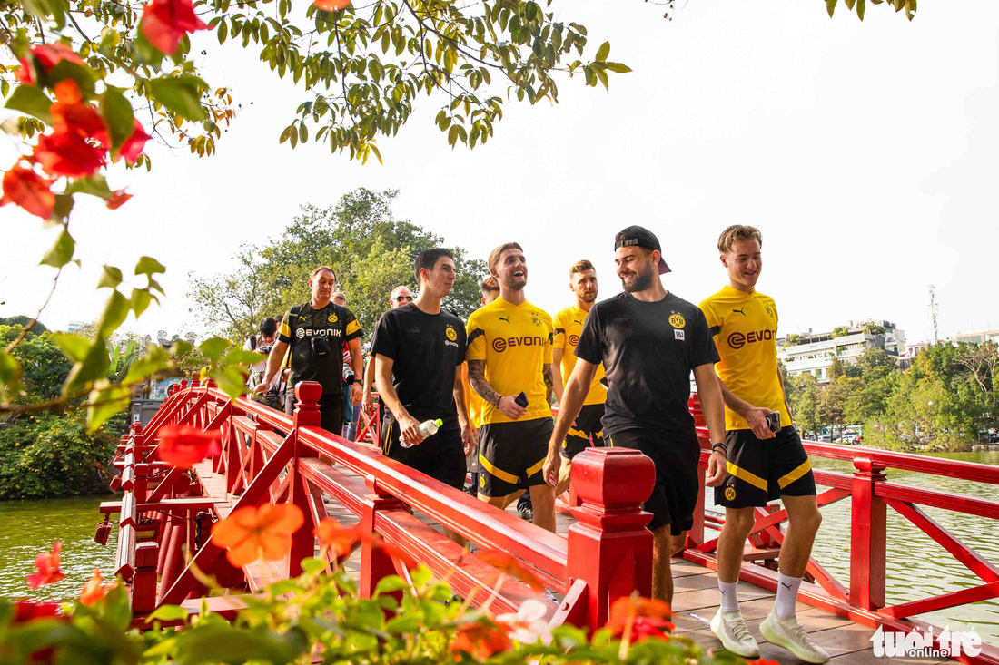 Cầu thủ Borussia Dortmund ngồi xích lô dạo hồ Gươm, thăm đền Ngọc Sơn - Ảnh 1.