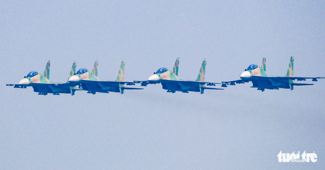 Loạt tiêm kích Su30-MK2 và trực thăng Mi diễn tập trên bầu trời Hà Nội - Ảnh 1.