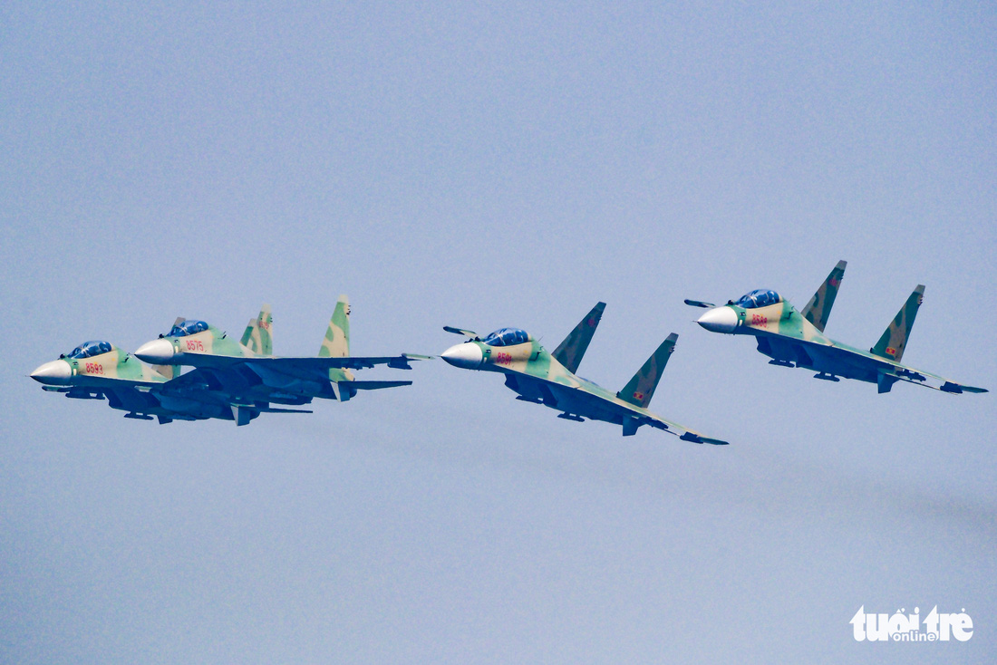 Loạt tiêm kích Su30-MK2 và trực thăng Mi diễn tập trên bầu trời Hà Nội - Ảnh 3.