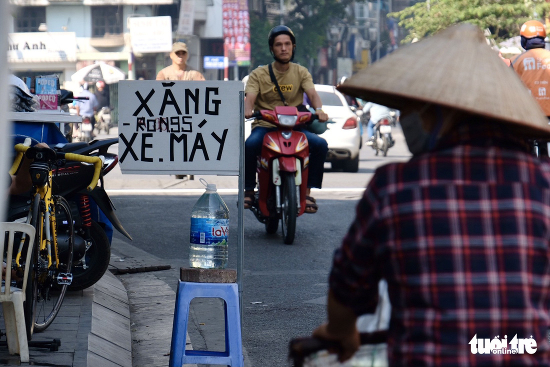 1,7km mọc gần 20 trạm xăng tự phát, người dân ‘nhắm mắt’ đổ xăng giá trên trời - Ảnh 7.