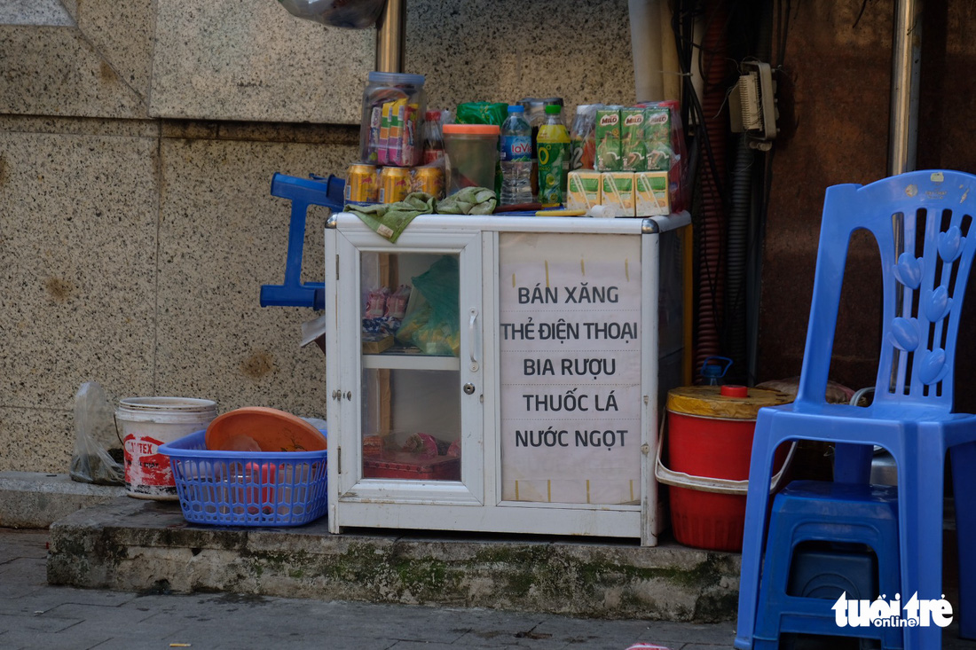 1,7km mọc gần 20 trạm xăng tự phát, người dân ‘nhắm mắt’ đổ xăng giá trên trời - Ảnh 6.