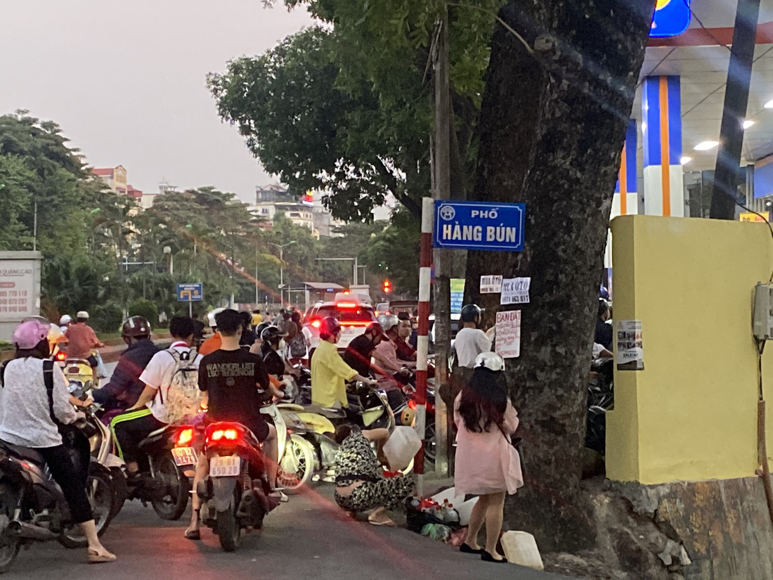 1,7km mọc gần 20 trạm xăng tự phát, người dân ‘nhắm mắt’ đổ xăng giá trên trời - Ảnh 4.