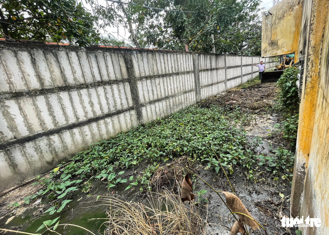 Khai quật khu đất 4.000m2, nơi Công ty Sài Gòn Group xả bậy chất thải hầm cầu - Ảnh 2.
