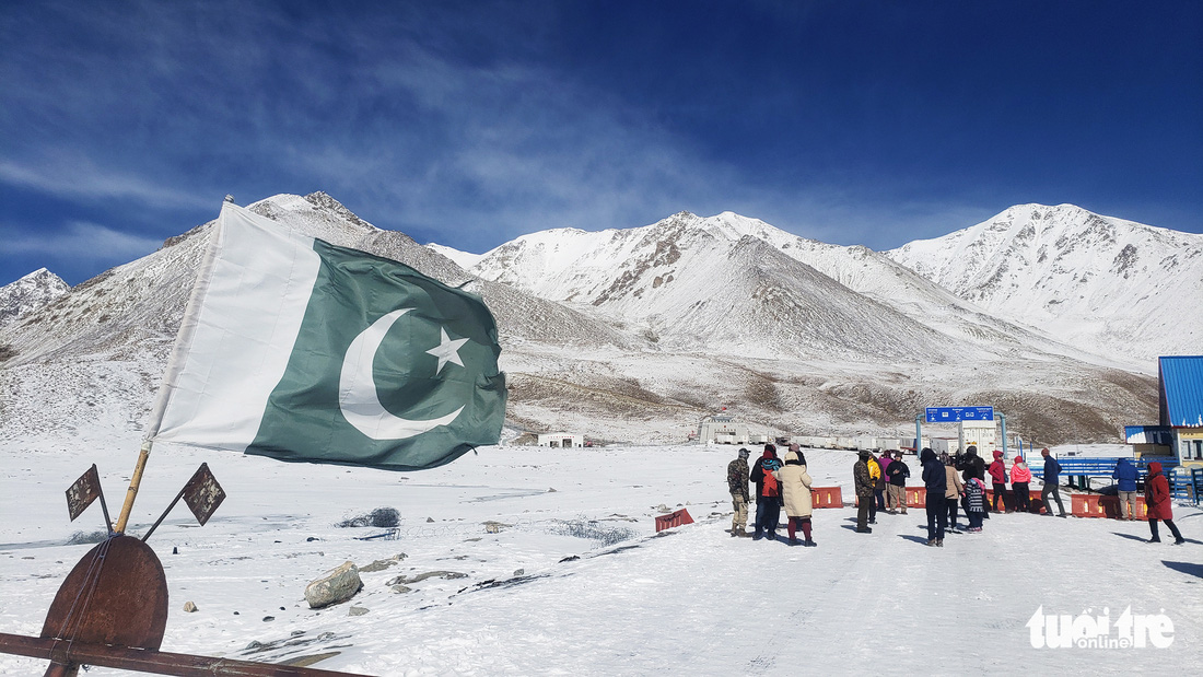 Vượt ‘kỳ quan thứ 8’ đến thung lũng sắc màu ở Pakistan - Ảnh 21.