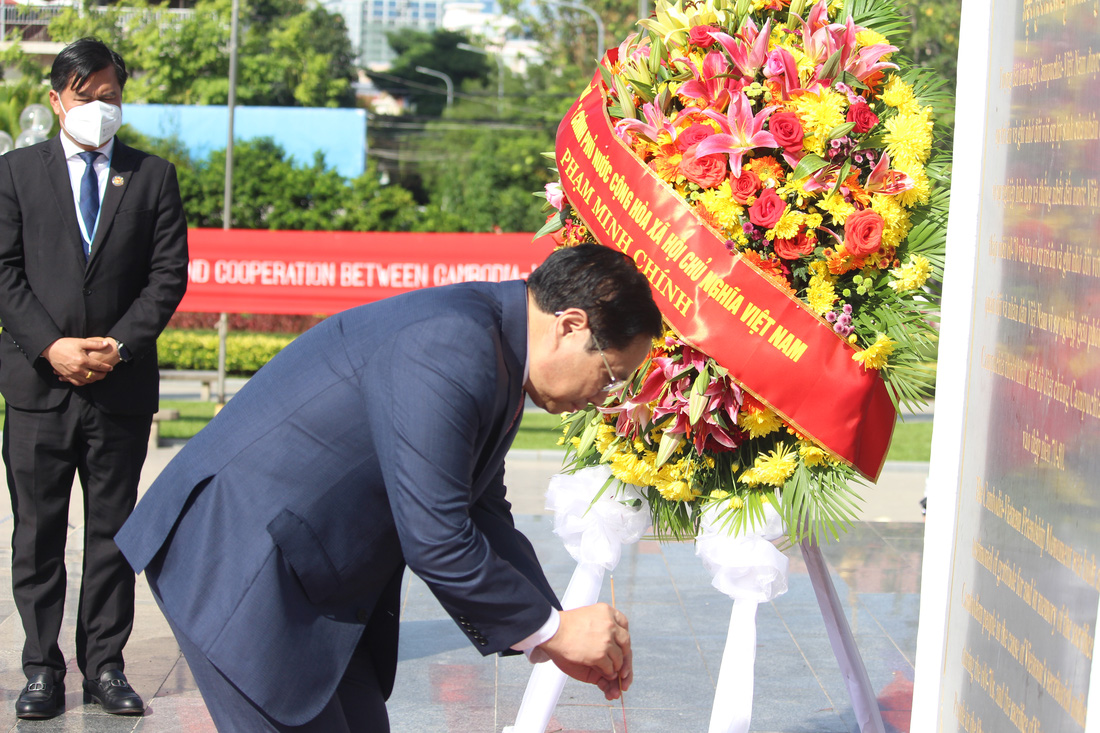 Lễ đón chính thức Thủ tướng Phạm Minh Chính sau lễ dâng hoa tưởng niệm - Ảnh 4.