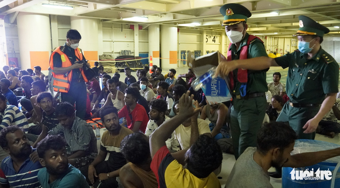 Vất vả đưa 303 người Sri Lanka gặp nạn trên vùng biển Trường Sa vào bờ Vũng Tàu - Ảnh 16.