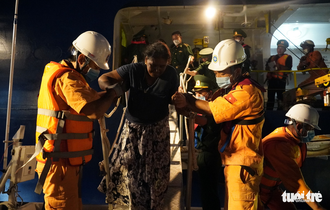 Vất vả đưa 303 người Sri Lanka gặp nạn trên vùng biển Trường Sa vào bờ Vũng Tàu - Ảnh 11.
