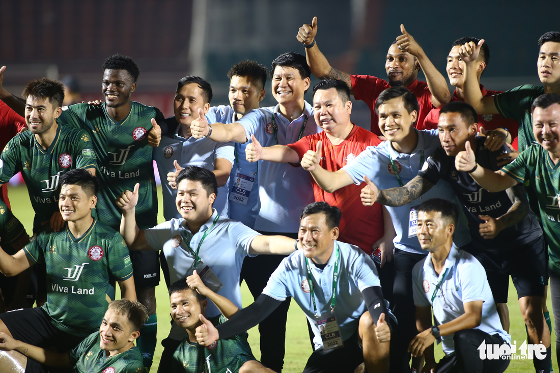 HLV Vũ Tiến Thành nhảy mừng CLB TP.HCM có lợi thế cuộc đua trụ hạng V-League - Ảnh 8.