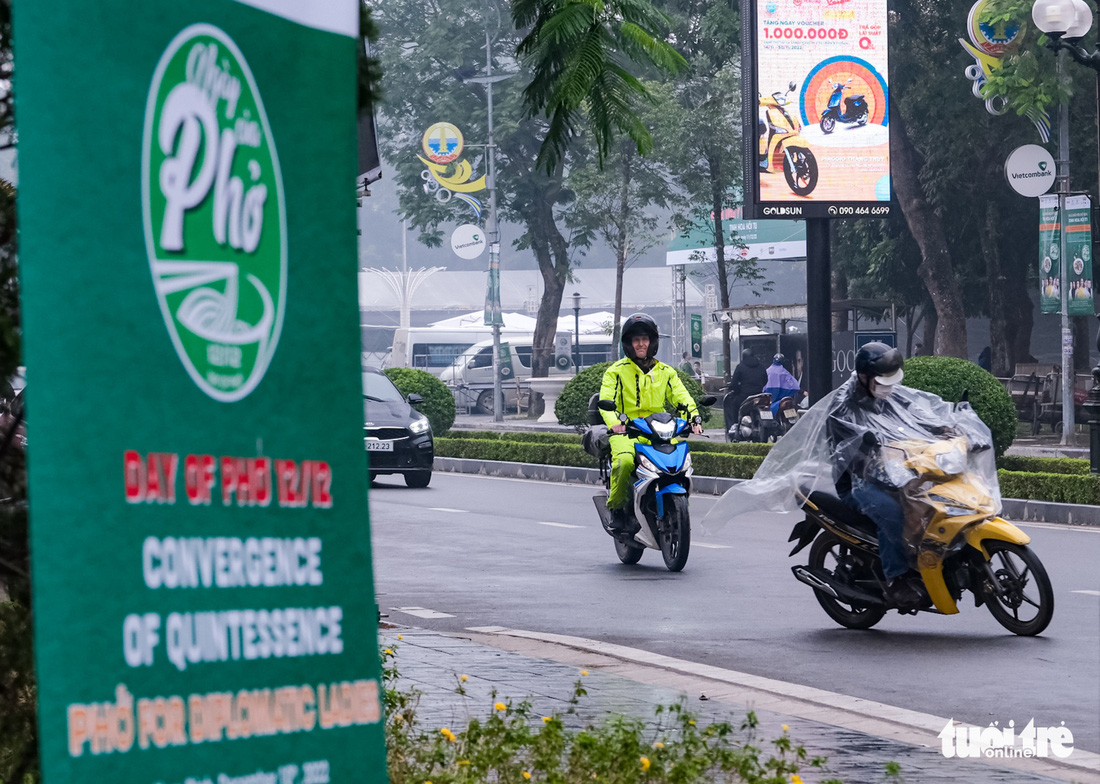Ông Tây đội mưa lái xe máy từ Hà Nội đi Nam Định ăn phở - Ảnh 4.