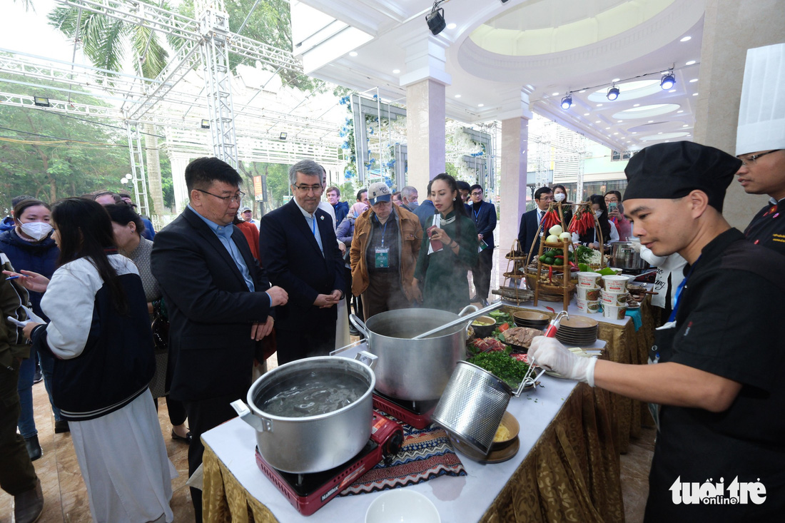 Đại sứ và các nhà ngoại giao hào hứng trải nghiệm phở tại Nam Định - Ảnh 10.