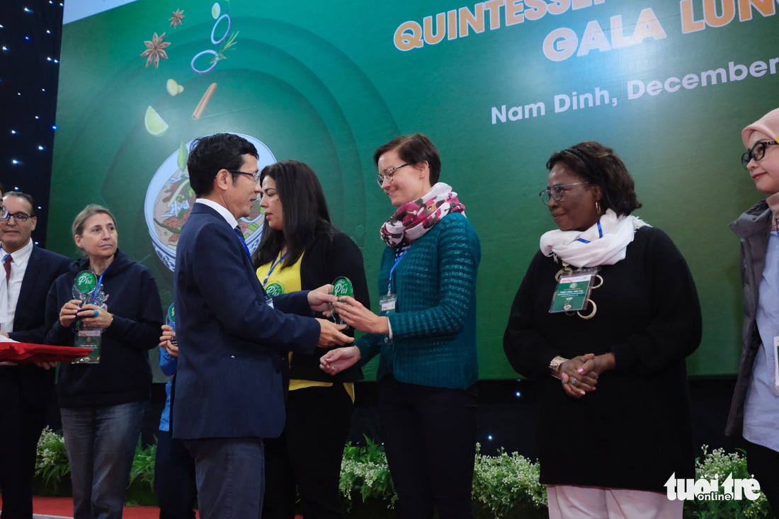 Đại sứ và các nhà ngoại giao hào hứng trải nghiệm phở tại Nam Định - Ảnh 3.