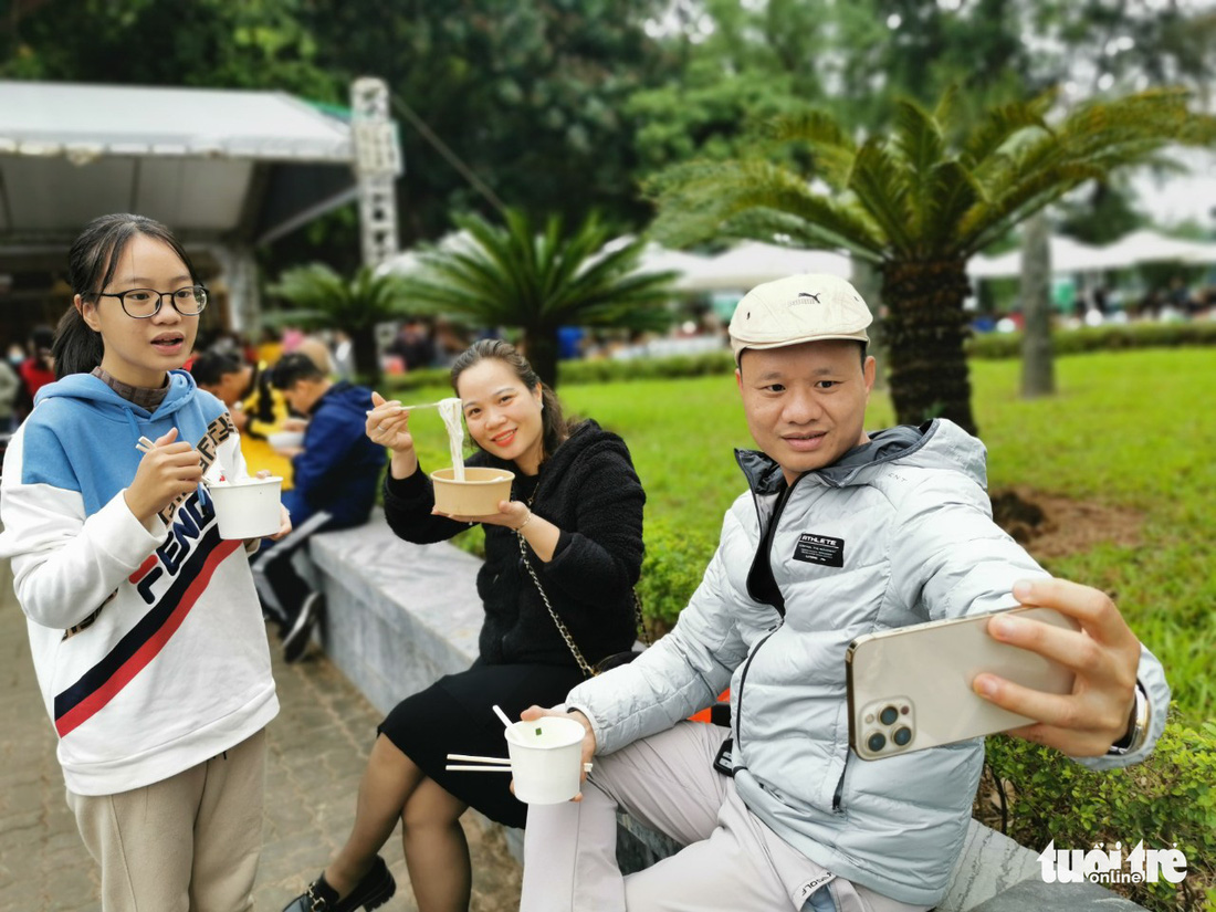 Gala Ngày của phở: Hàng chục gian hàng phục vụ hết công suất, khách xếp hàng chờ - Ảnh 17.