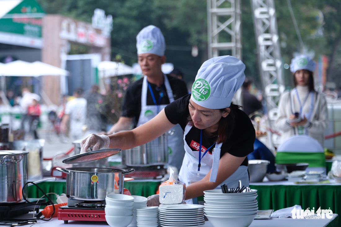 Gala Ngày của phở: Hàng chục gian hàng phục vụ hết công suất, khách xếp hàng chờ - Ảnh 13.