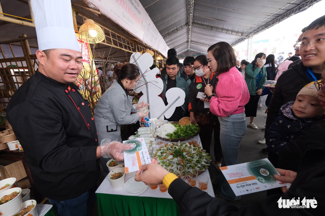 Gala Ngày của phở: Hàng chục gian hàng phục vụ hết công suất, khách xếp hàng chờ - Ảnh 31.