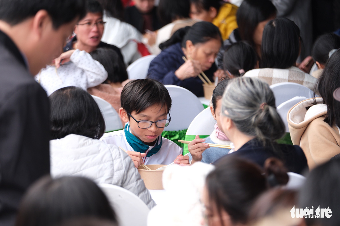 Gala Ngày của phở: Hàng chục gian hàng phục vụ hết công suất, khách xếp hàng chờ - Ảnh 30.