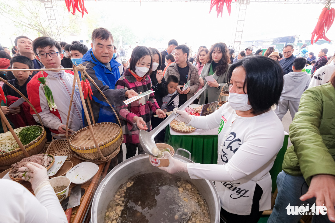 Hàng vạn người tới cuộc hành hương của phở - Ảnh 1.