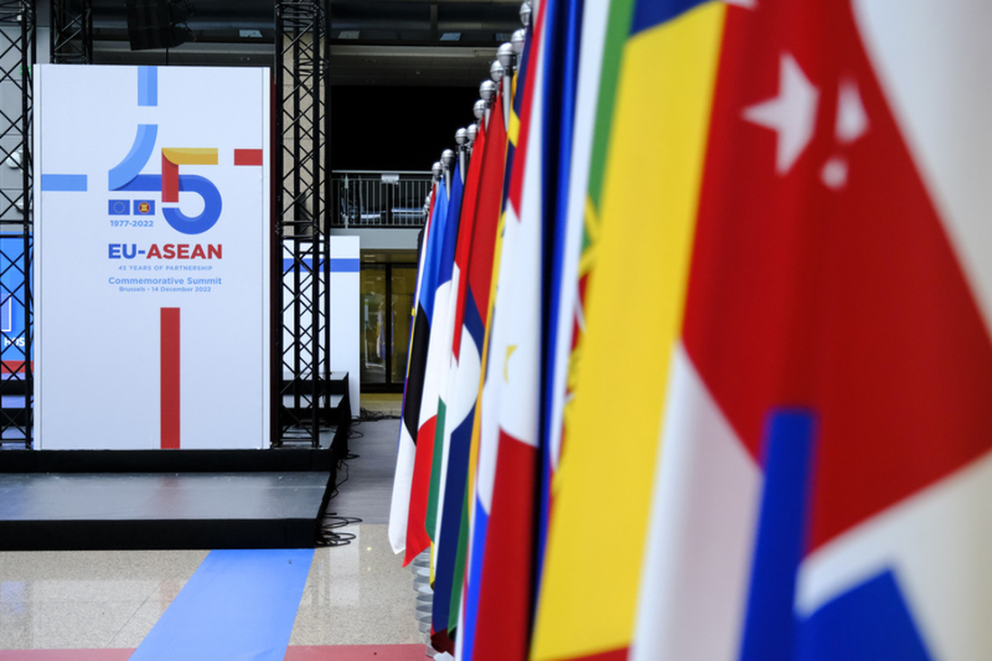 Thủ tướng Phạm Minh Chính dự Hội nghị cấp cao kỷ niệm 45 năm ASEAN - EU - Ảnh 2.
