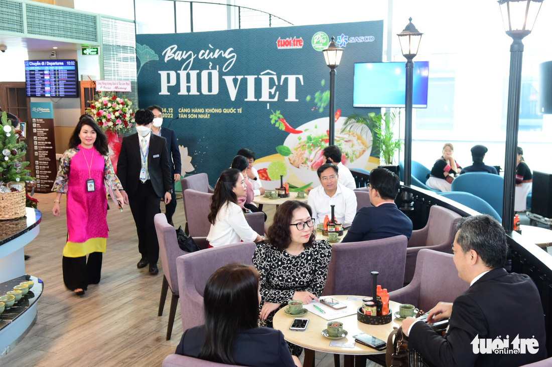 Bay cùng phở Việt: Thưởng thức tinh hoa ẩm thực sân bay - Ảnh 2.