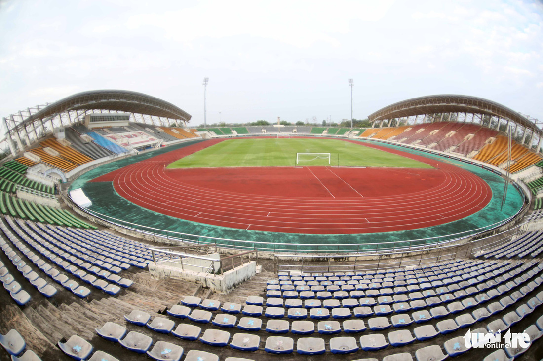 Ngỡ ngàng với sân vận động quốc gia Lào mà Việt Nam sắp đá - Ảnh 1.
