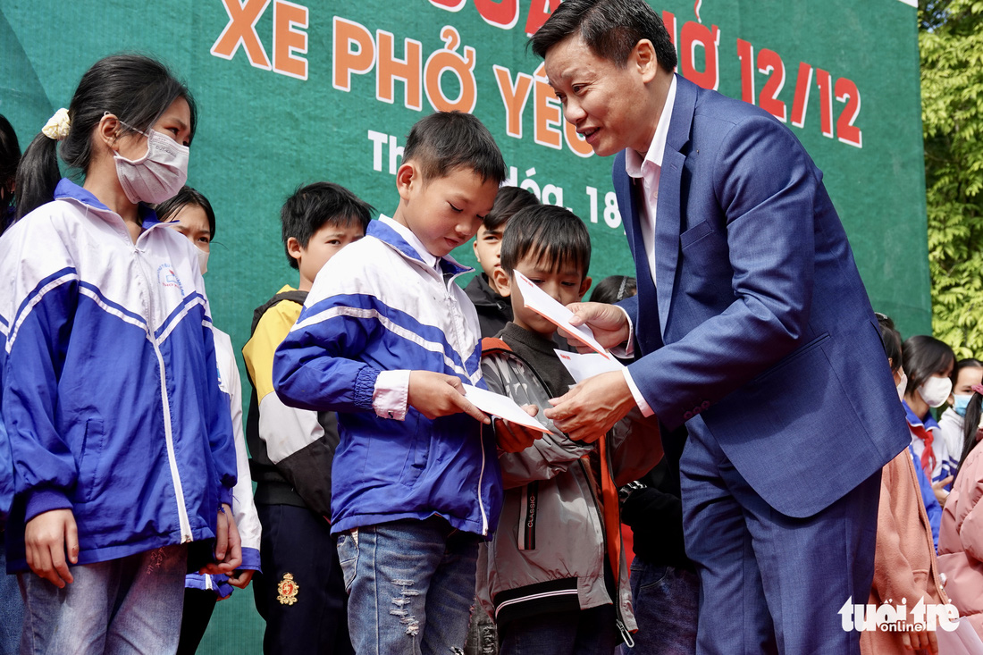 Xe phở yêu thương phục vụ 2.000 học sinh, trao 100 suất quà cho trẻ em nghèo Thanh Hóa - Ảnh 2.