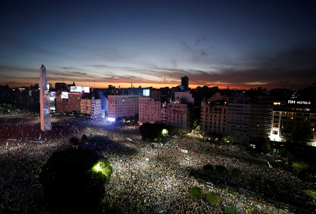 Thủ đô Buenos Aires của Argentina bùng nổ sau chiến thắng của đội nhà - Ảnh 2.