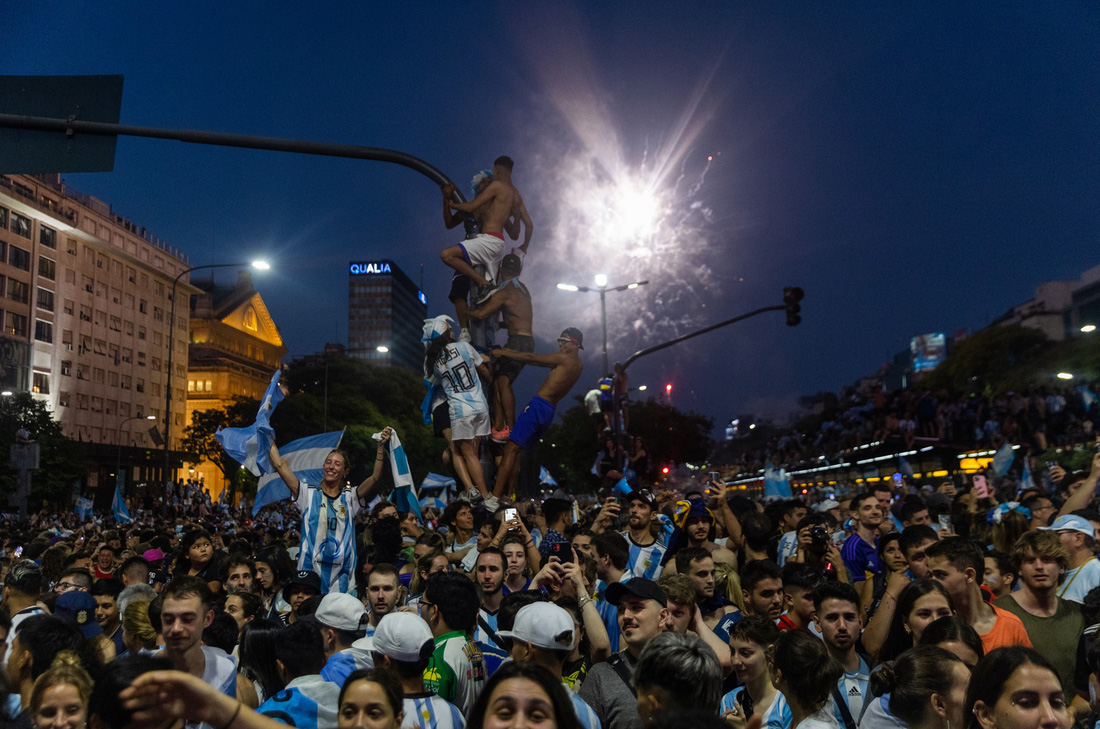 Thủ đô Buenos Aires của Argentina bùng nổ sau chiến thắng của đội nhà - Ảnh 6.