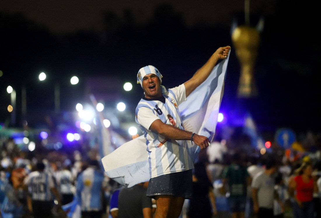 Biển người ở Buenos Aires chờ đón huyền thoại Messi và tuyển Argentina - Ảnh 2.