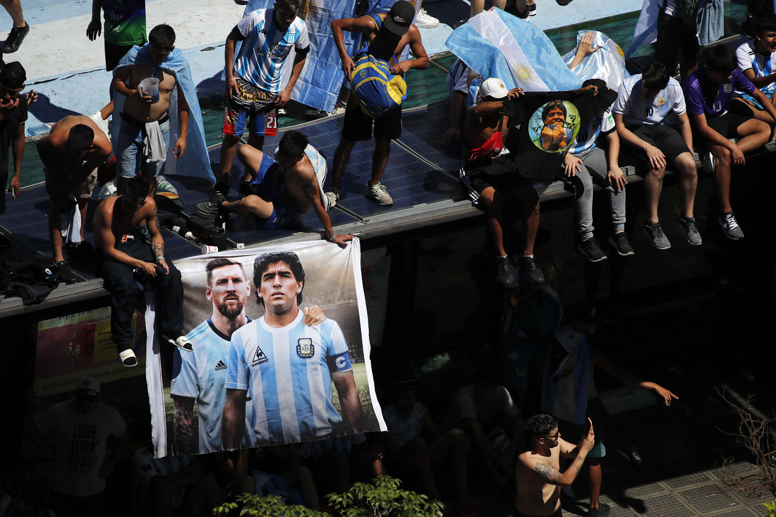 Biển người ở Buenos Aires chờ đón huyền thoại Messi và tuyển Argentina - Ảnh 3.