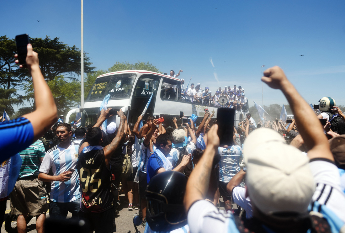 Biển người ở Buenos Aires chờ đón huyền thoại Messi và tuyển Argentina - Ảnh 6.