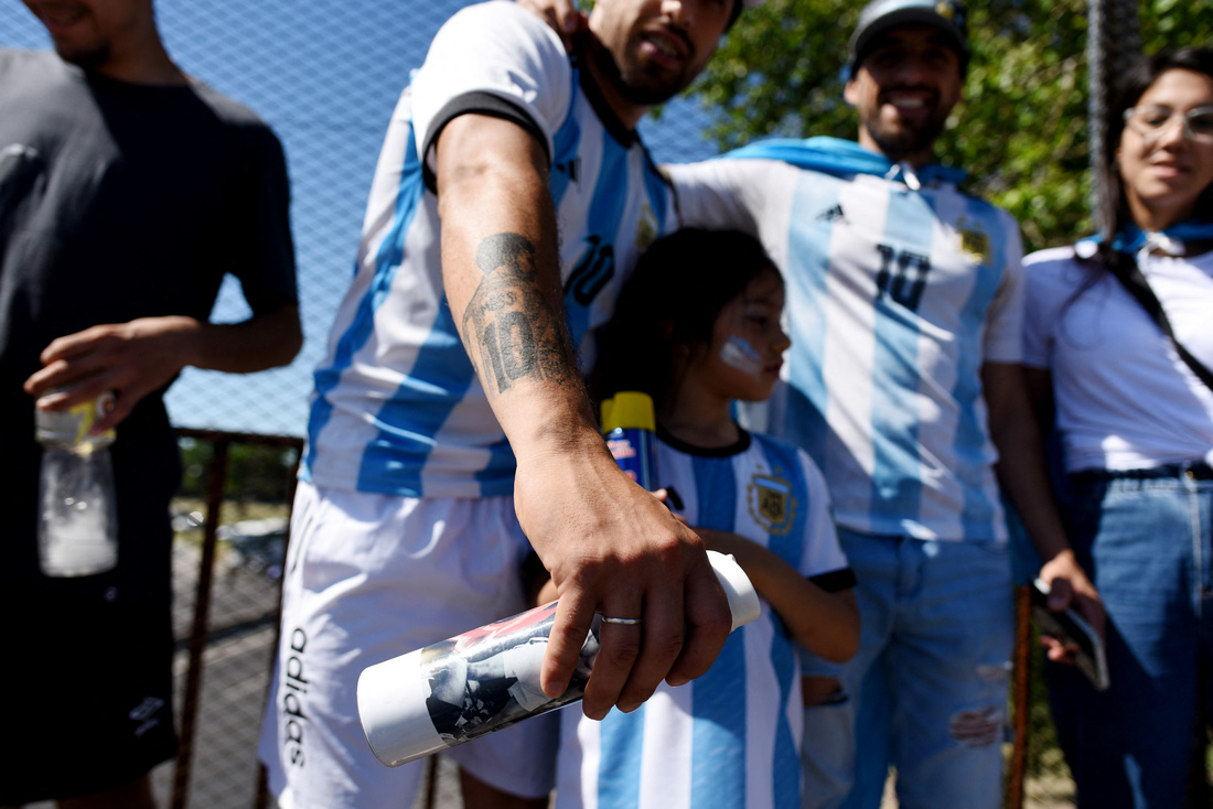 Biển người ở Buenos Aires chờ đón huyền thoại Messi và tuyển Argentina - Ảnh 8.