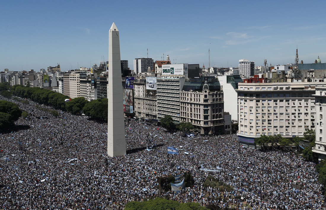 Biển người ở Buenos Aires chờ đón huyền thoại Messi và tuyển Argentina - Ảnh 1.