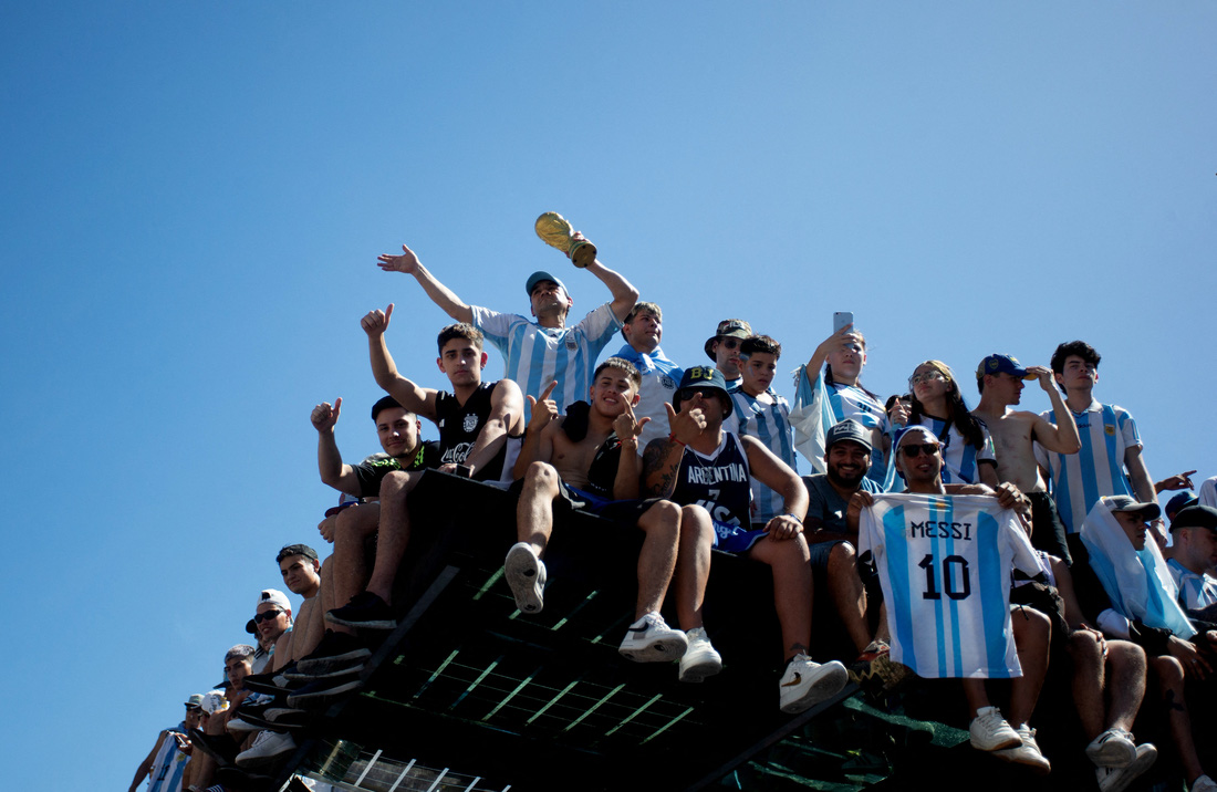 Biển người ở Buenos Aires chờ đón huyền thoại Messi và tuyển Argentina - Ảnh 11.
