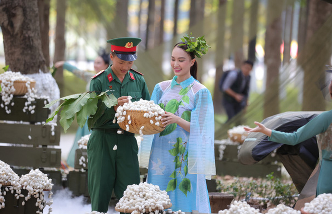 Gom gần 100 bao lá vàng rải thành sàn diễn thời trang Lính và lụa - Ảnh 5.