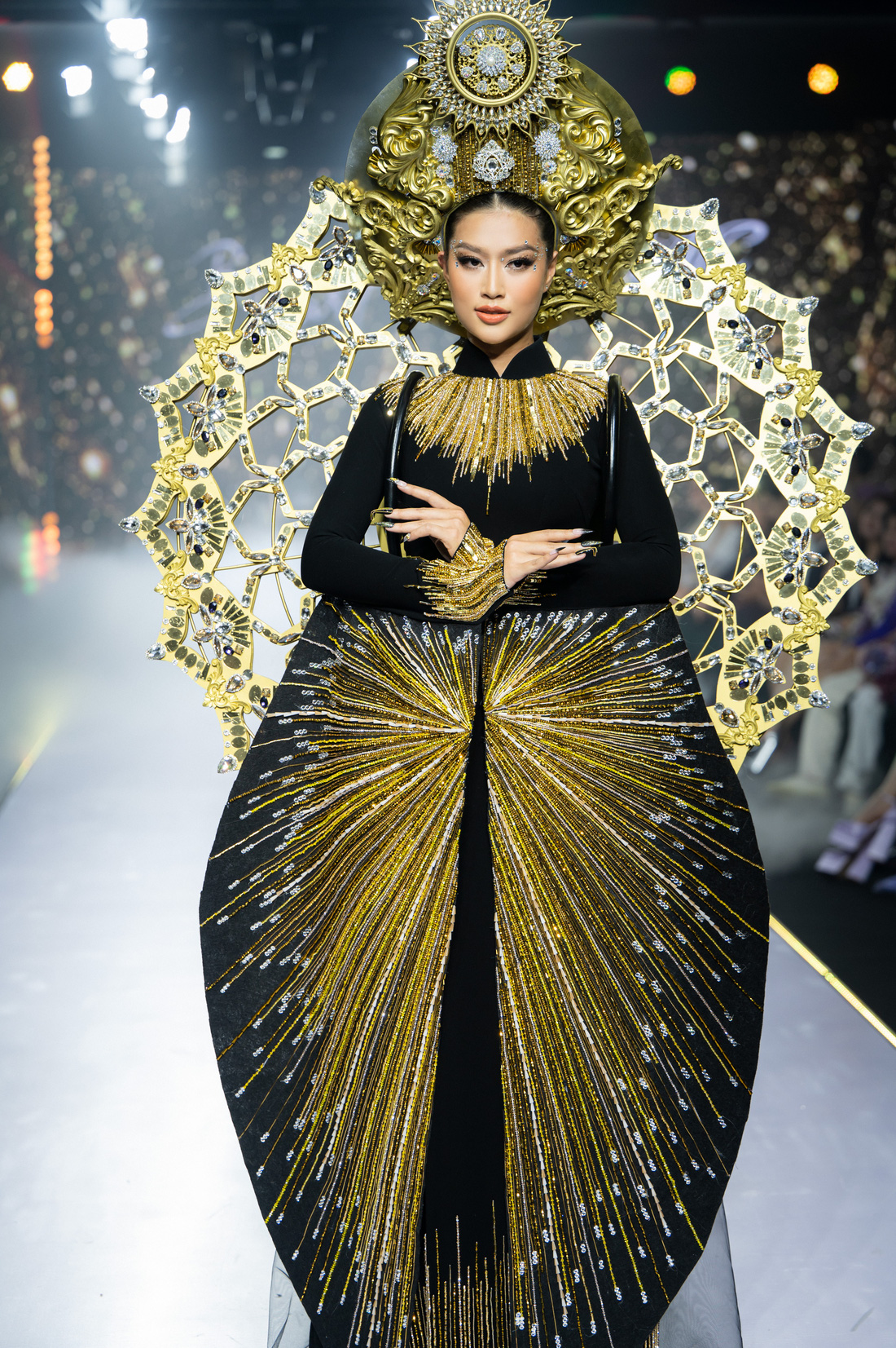 Hoa hậu Đoàn Thiên Ân trình diễn áo dài nặng gần 20kg của nhà thiết kế Minh Châu - Ảnh 5.