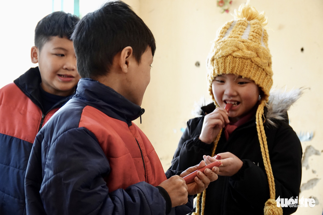Trẻ em Tuyên Quang dậy sớm đến trường, háo hức chờ đợi quà Tết dinh dưỡng - Ảnh 5.
