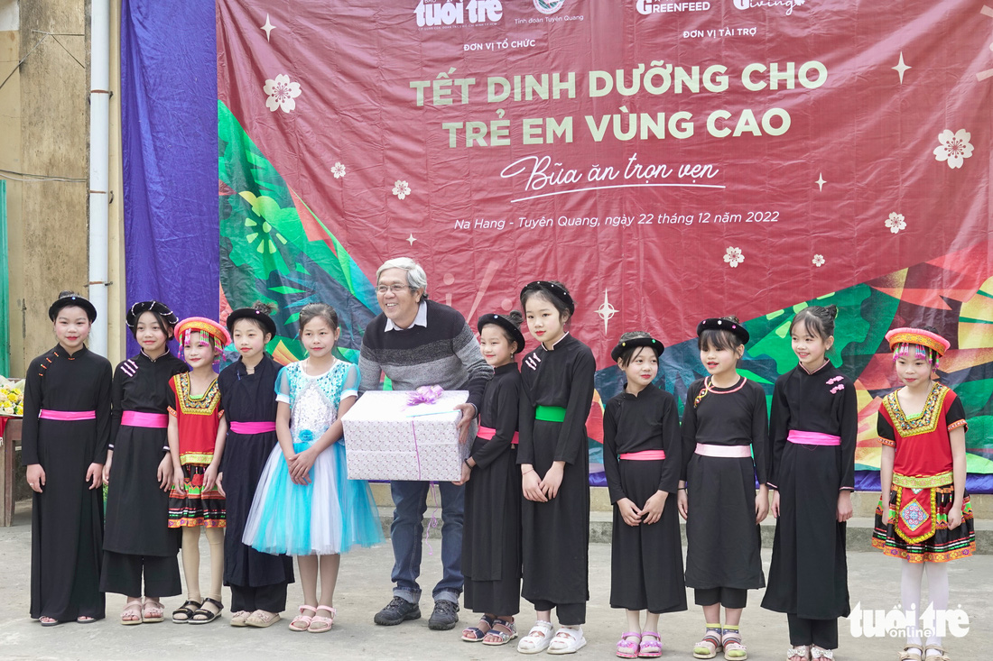 Trẻ em Tuyên Quang dậy sớm đến trường, háo hức chờ đợi quà Tết dinh dưỡng - Ảnh 6.