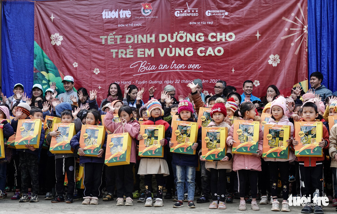 Trẻ em Tuyên Quang dậy sớm đến trường, háo hức chờ đợi quà Tết dinh dưỡng - Ảnh 7.