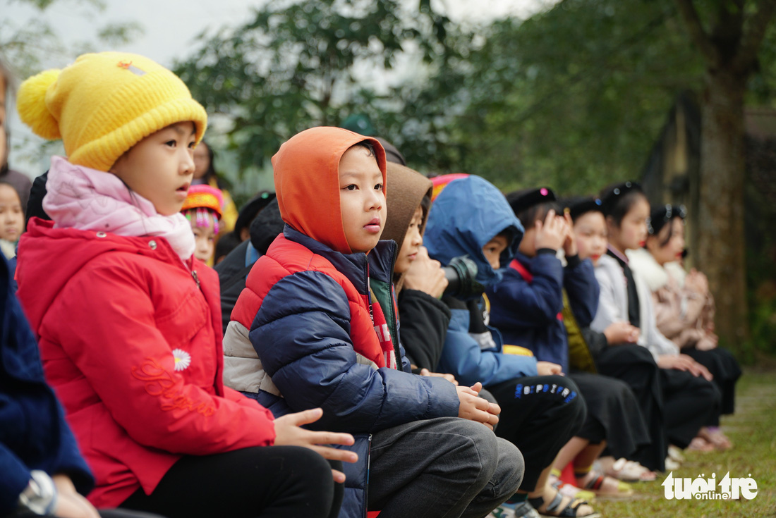 Trẻ em Tuyên Quang dậy sớm đến trường, háo hức chờ đợi quà Tết dinh dưỡng - Ảnh 3.