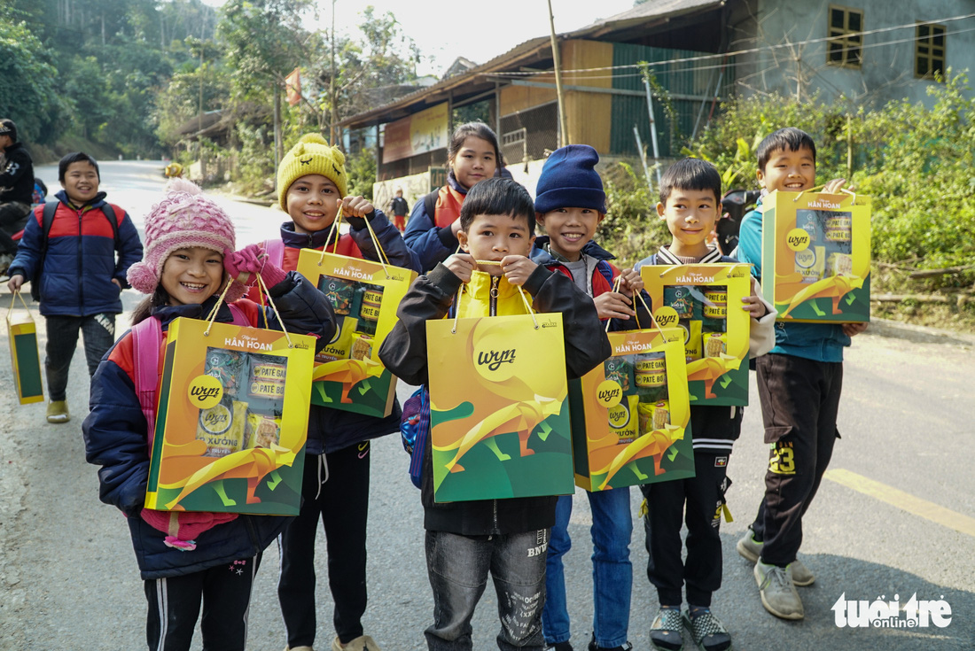 Trẻ em Tuyên Quang dậy sớm đến trường, háo hức chờ đợi quà Tết dinh dưỡng - Ảnh 1.