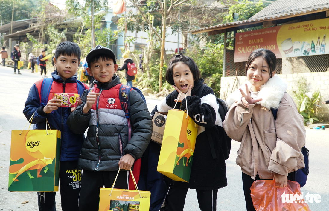 Trẻ em Tuyên Quang dậy sớm đến trường, háo hức chờ đợi quà Tết dinh dưỡng - Ảnh 4.