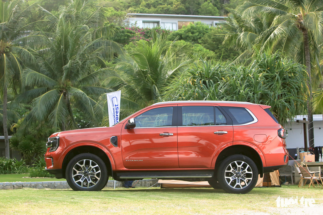 Ford Everest thêm bản chiến lược, quyết vượt Fortuner, Santa Fe lên đầu phân khúc - Ảnh 1.