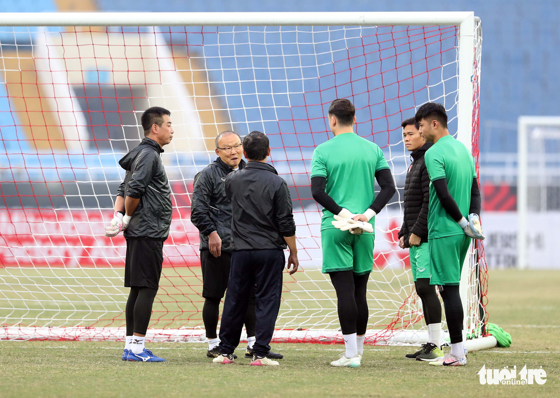 Đội tuyển Việt Nam rèn chiến thuật lần cuối trước khi đấu Malaysia - Ảnh 2.