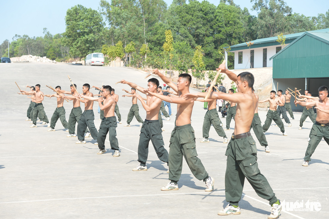 Xem cảnh sát cơ động phòng chống khủng bố luyện tàng hình trên thao trường - Ảnh 1.