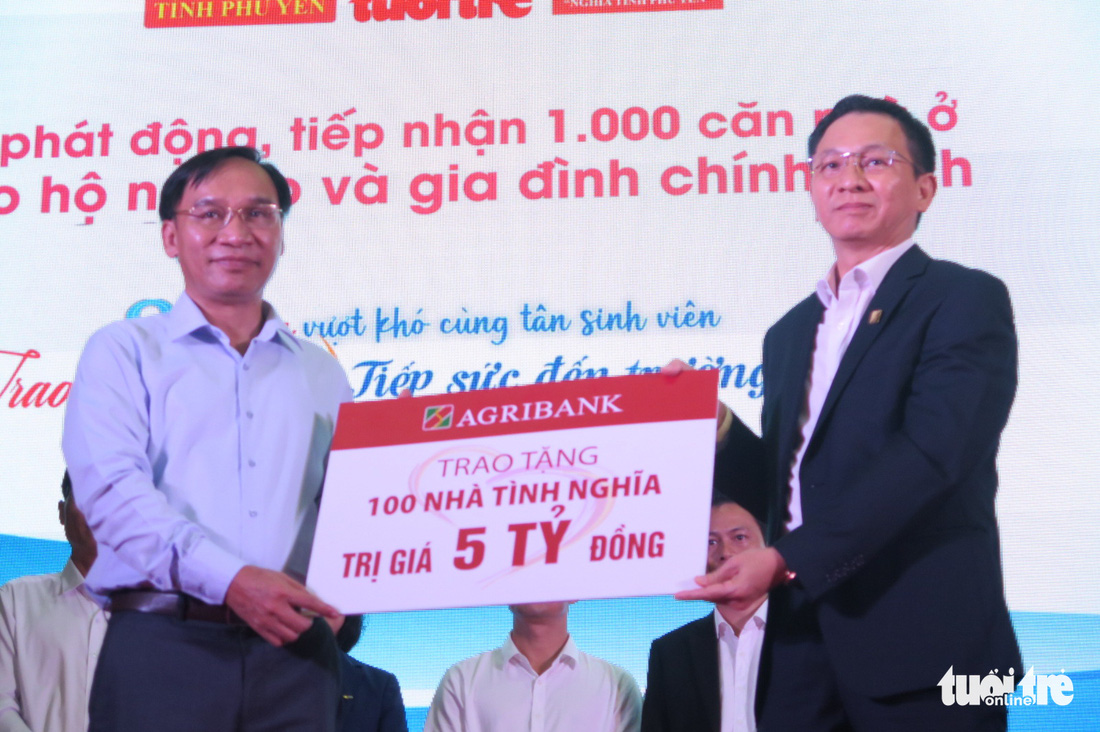 Niềm vui nhân đôi trong lễ trao học bổng ‘Tiếp sức đến trường’ tại Phú Yên - Ảnh 15.